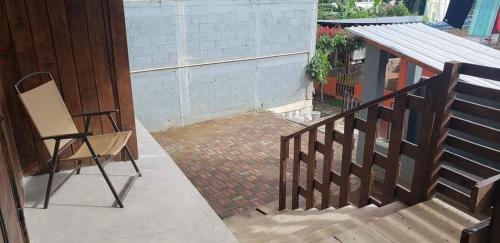 une chaise assise sur un porche à côté d'un escalier dans l'établissement Casa Linda, à San Pedro de la Laguna