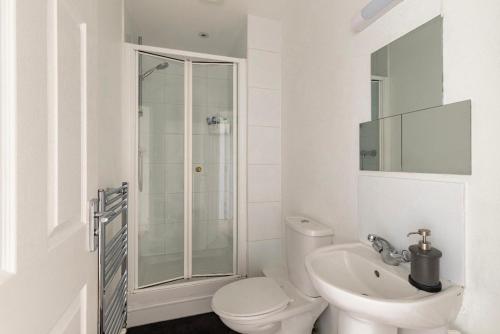 Baño blanco con aseo y lavamanos en Town centre White House, en Bournemouth