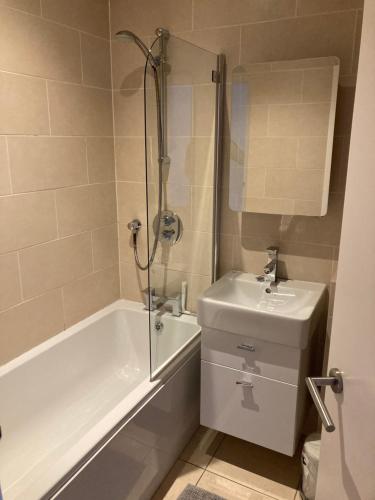 y baño con bañera, lavamanos y ducha. en Two double bedroom flat in Soho, en Londres