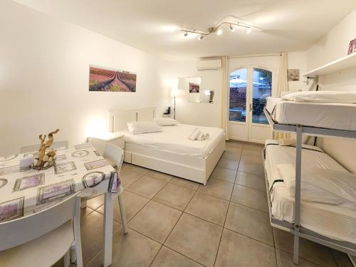 1 dormitorio con 2 literas y mesa en Le Château 4 Pers AC WiFi Vecchia Nizza, en Niza