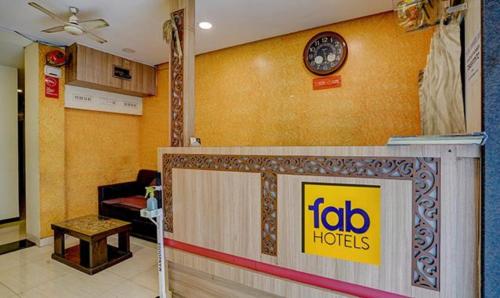 hol hotelu z zegarem na ścianie w obiekcie FabExpress Prakash Inn w Bombaju