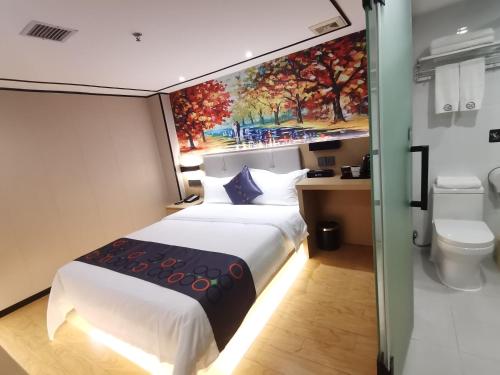 ein Schlafzimmer mit einem Bett und einem Wandgemälde in der Unterkunft Yimimi Apartment - Guangzhou 13th Line Yide Road Metro Station in Guangzhou