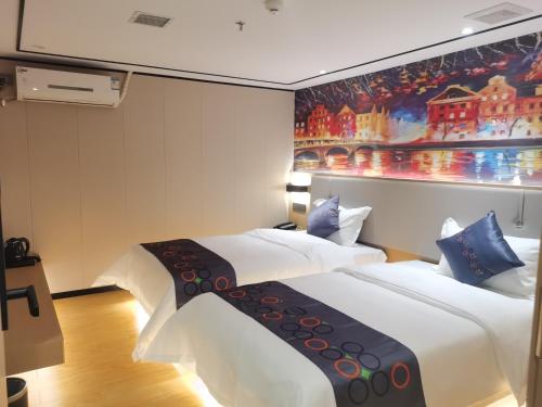 廣州的住宿－逸米米公寓(广州十三行一德路地铁站店)，酒店客房设有两张床,墙上挂有绘画作品