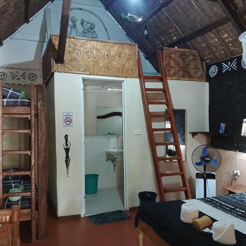 Cama ou camas em um quarto em Two crazy monkeys