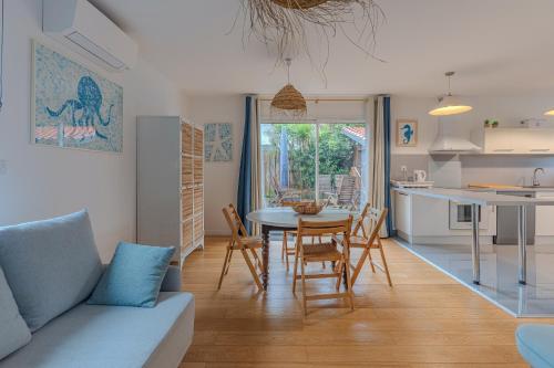 une cuisine et un salon avec une table et des chaises dans l'établissement La Terrasse, à La Teste-de-Buch