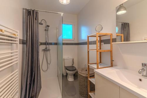 un bagno con doccia e WC di La Terrasse a La Teste-de-Buch
