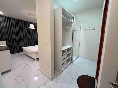 - une chambre avec un lit et un miroir dans l'établissement فيلا كاملة ب 5 غرف نوم عرض خاص للفترات الطويلة و الكاش, à Dammam