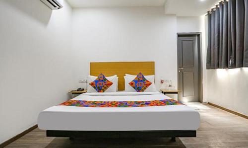 เตียงในห้องที่ FabHotel VT Paschim Vihar