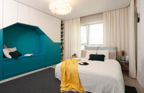 ブカレストにあるStudio Alegreのベッドルーム1室(大型ベッド1台、青いヘッドボード付)