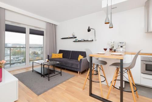 Spacious Apartment Aleja Rzeczypospolitej with Balcony by Noclegi Renters