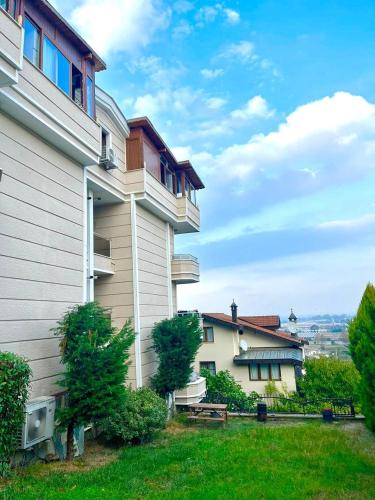 une maison avec une pelouse devant elle dans l'établissement Comfortable apartment with a balcony 9, à Yalova