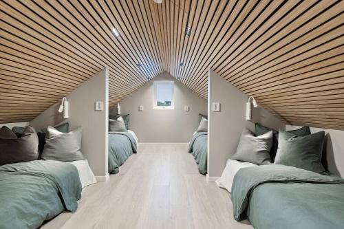AustevollにあるCabin in Austevollの木製の天井が特徴のベッドルーム1室(ベッド2台付)