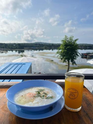 ปลายเขื่อนแคมป์ปิ้ง في Sirindhorn: وعاء من الحساء وكأس من البيرة على الطاولة