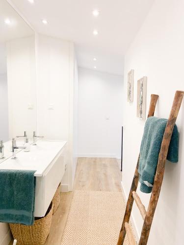 a bathroom with a sink and a mirror at Casa Eden in Ferragudo
