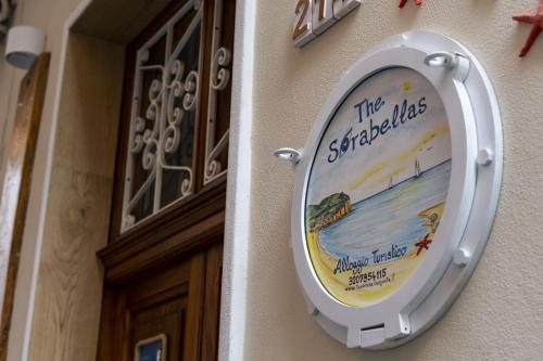 um sinal de sanita na lateral de um edifício em The Sorabellas em Gaeta