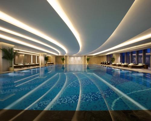 duży basen w budynku z dużym basenem w obiekcie Shangri-La Hefei w mieście Hefei