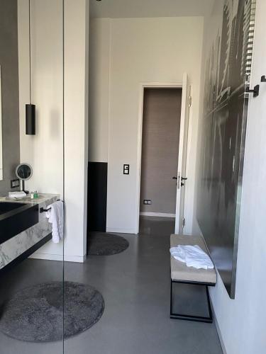 Un baño de Main Suites