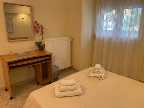 1 dormitorio con 1 cama con toallas en Διαμέρισμα στο κέντρο της πόλης, en Chios