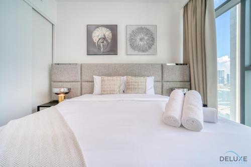 Postel nebo postele na pokoji v ubytování Inviting 1BR at Beach Vista Tower 1 Emaar Beachfront Dubai Marina by Deluxe Holiday Homes