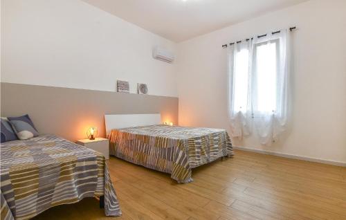 - une chambre avec 2 lits et une fenêtre dans l'établissement Lovely Apartment In Balestrate With Kitchen, à Balestrate