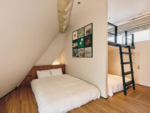 1 dormitorio con litera y escalera en illi Com Shimokitazawa, en Tokio