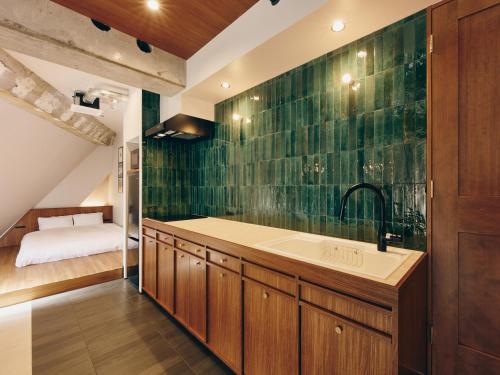 d'une salle de bains avec lavabo et d'une chambre. dans l'établissement illi Com Shimokitazawa, à Tokyo