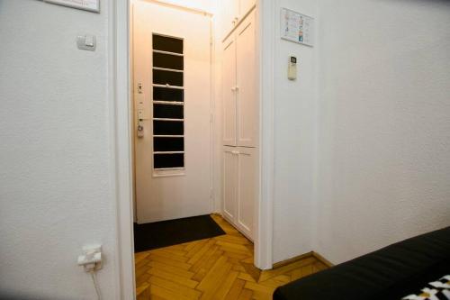 Cama ou camas em um quarto em Standard Apartment by Hi5- Aranykéz Studio
