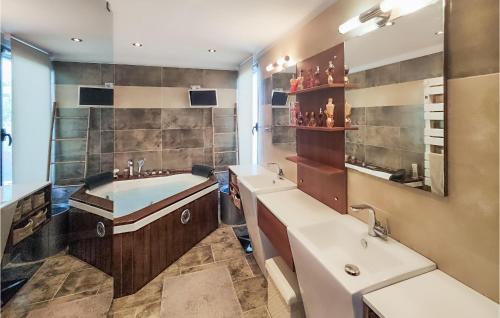 baño con 2 lavabos y espejo grande en Amazing Home In La Redorte With Wi-fi, en Laredorte