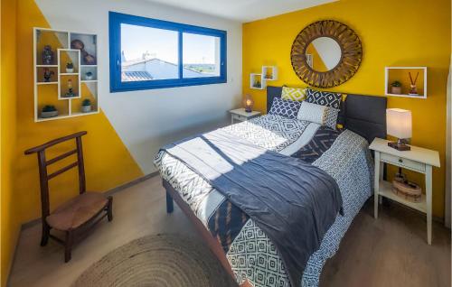 1 dormitorio con cama, espejo y silla en Amazing Home In La Redorte With Wi-fi, en Laredorte