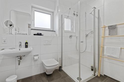 W łazience znajduje się prysznic, toaleta i umywalka. w obiekcie ma suite - smart apartment 2P - city Center w Augsburgu