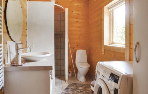 Kylpyhuone majoituspaikassa 2 Bedroom Cozy Home In Hovborg
