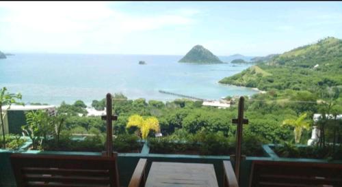 uma vista para o oceano a partir da varanda de um resort em Hotel Sanset em Labuan Bajo