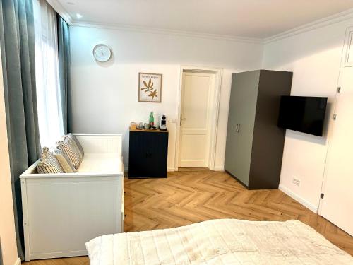 ein Schlafzimmer mit einem Bett und einem TV in der Unterkunft morand I Apartments in Salzburg