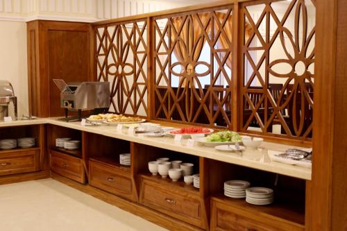 um buffet com pratos de comida num restaurante em Iris Dalat Hotel em Da Lat