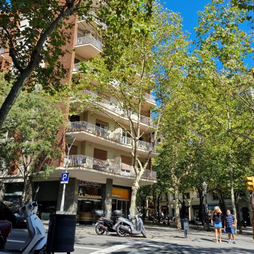 G74 AVENIDA GAUDI nice 4 bedrooms apartment with balcony with views of the Basilica Sagrada Familia