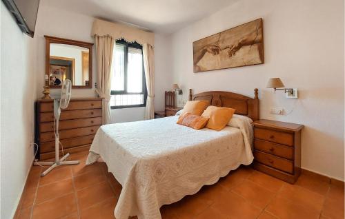 1 dormitorio con cama y espejo en Gorgeous Apartment In Chiclana De La Front, With Kitchen, en Novo Sancti Petri