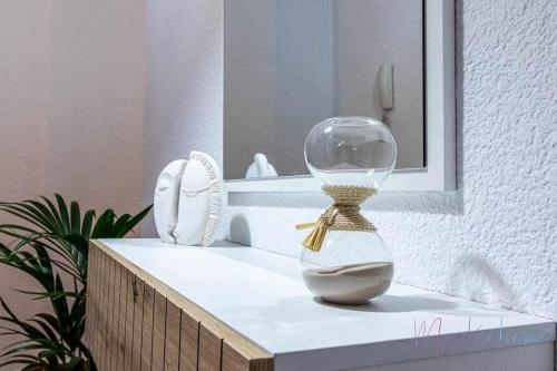 a glass vase sitting on a counter in a bathroom at A estrenar pleno centro parking in Huelva