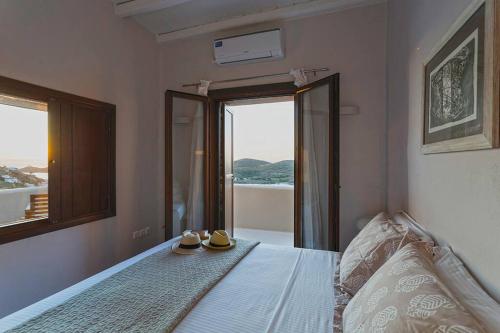 sypialnia z łóżkiem z parą butów w obiekcie Villa Faros Vourkari Kea with private pool and stunning views w mieście Vourkari