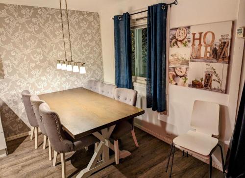 ein Esszimmer mit einem Holztisch und Stühlen in der Unterkunft Lovely House in Tromso with amazing wiev in Tromsø
