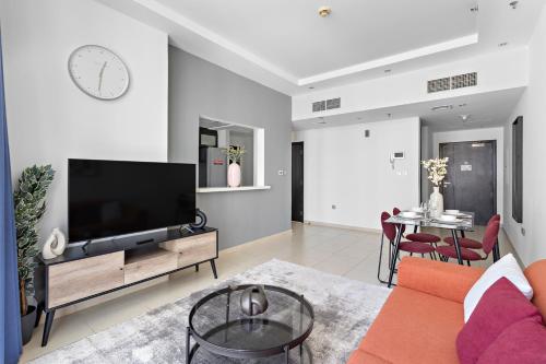 TV a/nebo společenská místnost v ubytování StoneTree - Fully Furnished 1BR in Dubai Marina