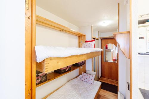 a small bedroom with bunk beds in a tiny house at L'edelweiss in Modane