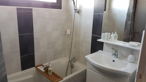 une salle de bain avec une douche, un lavabo et une baignoire dans l'établissement Vacances au calme pour cette villa de standing proche du Golf - 4GOLFC10, à Saint Cyprien Plage