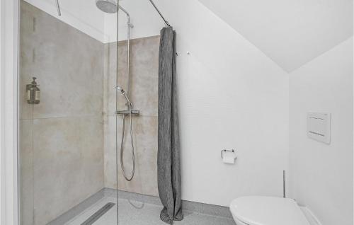 Vonios kambarys apgyvendinimo įstaigoje 3 Bedroom Amazing Apartment In Karrebksminde