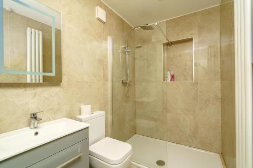 y baño con ducha, aseo y lavamanos. en Modern 2 bed apartment close to Westfield Stratford mall with garden en Londres