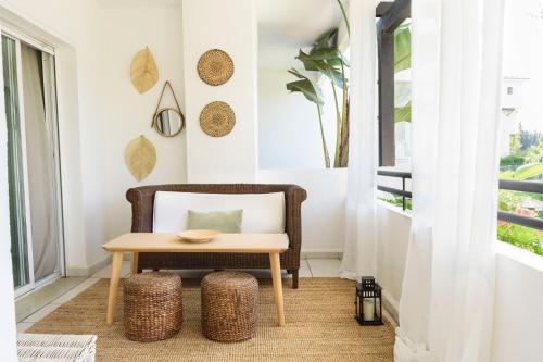 une salle à manger avec une table et une chaise dans l'établissement Charming and spacious apartment in Medina Garden - Puerto Banús, à Marbella