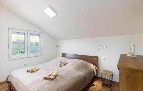 1 dormitorio con 1 cama con 2 zapatillas en Amazing Home In Bisko With Wifi, en Bisko