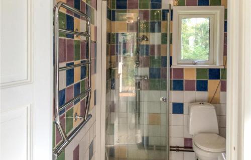 y baño con aseo y ducha con azulejos de colores. en Stunning Home In Edsbro With Wifi, en Edsbro