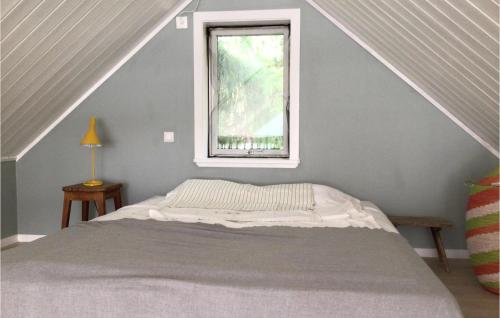 Cama en habitación con ventana en Stunning Home In Edsbro With Wifi, en Edsbro