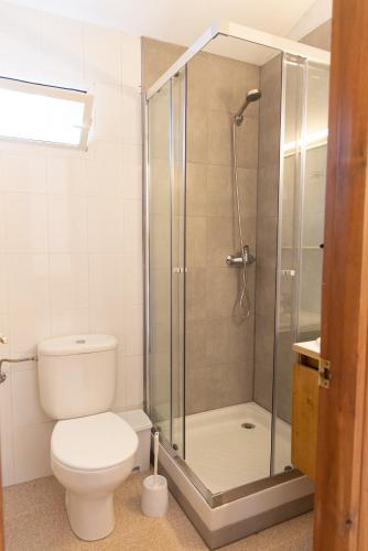 a bathroom with a toilet and a glass shower at Bungalowpark Isábena in La Puebla de Roda
