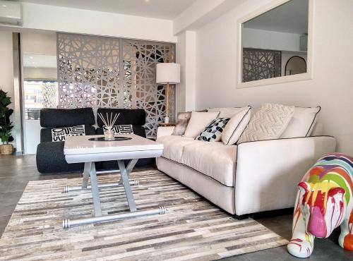 un salon avec un canapé et une table dans l'établissement Diego Suarez P38, à Juan-les-Pins